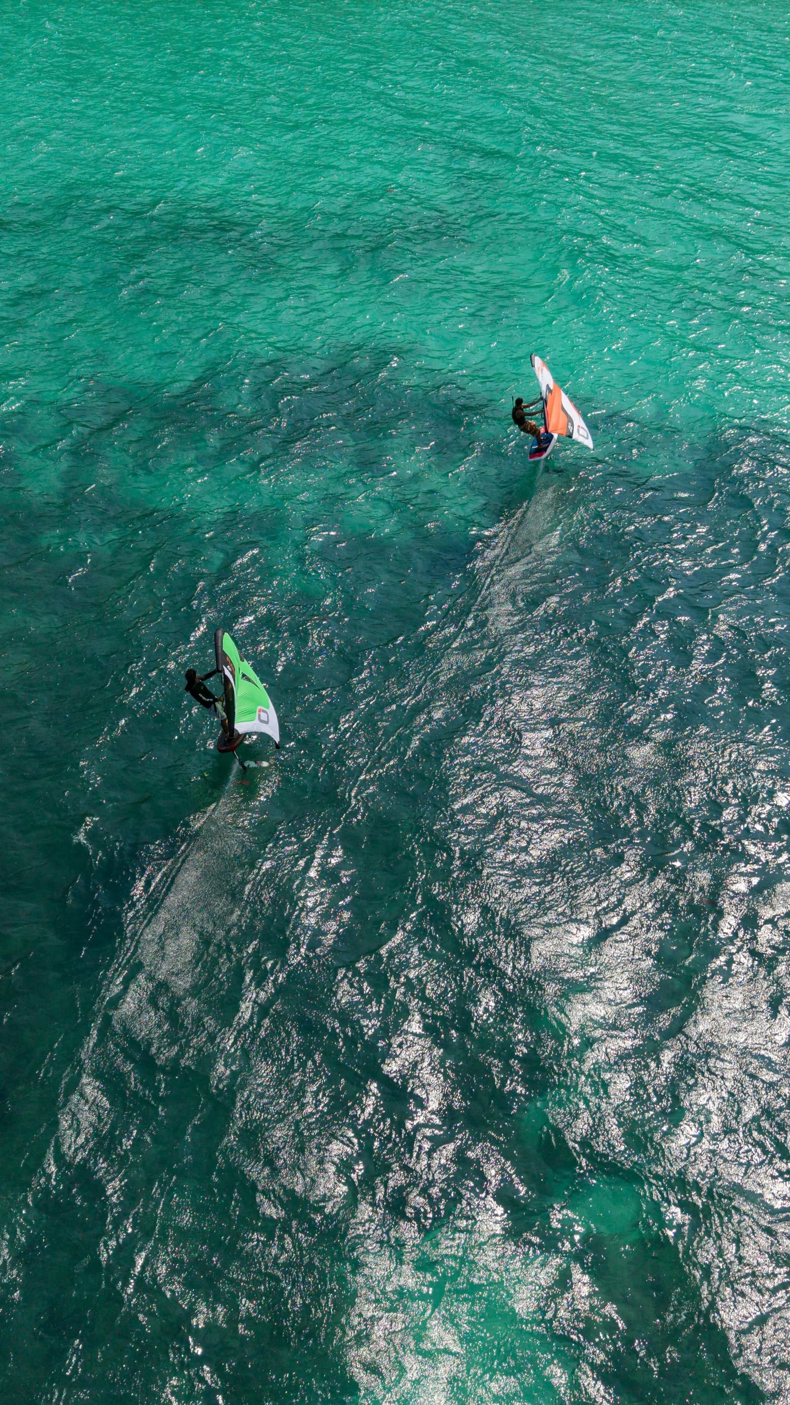 Wingfoilers sur le lagon turquoise de Saint-François, Guadeloupe